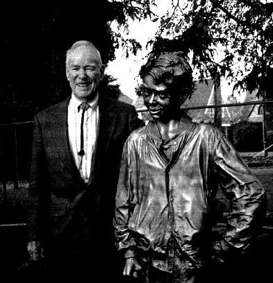 picture of Clarence Cleary and the Henry Huggins sculpture