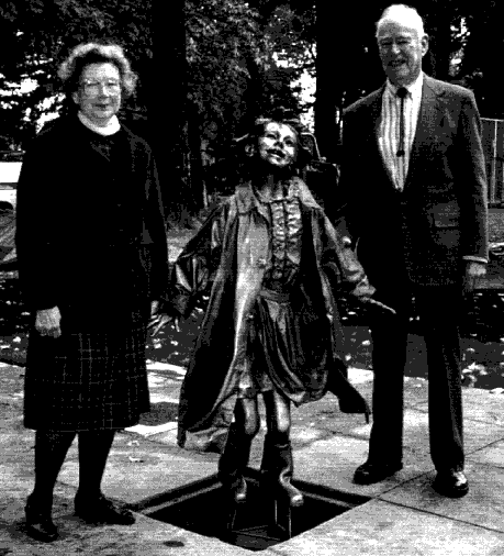 Picture of Clarence and Beverly Cleary and the Ramona sculpture